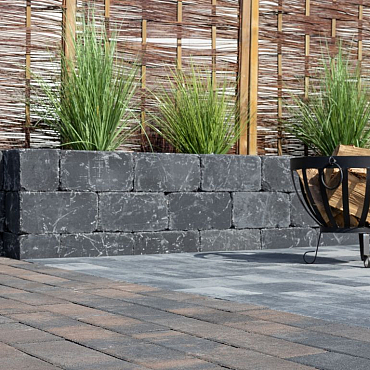 Nature top betonstraatsteen 6 cm rusty black mini facet komo