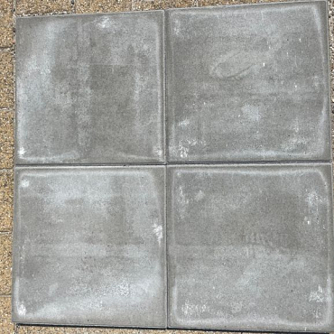 Tegel 50x50x5 met velling grijs