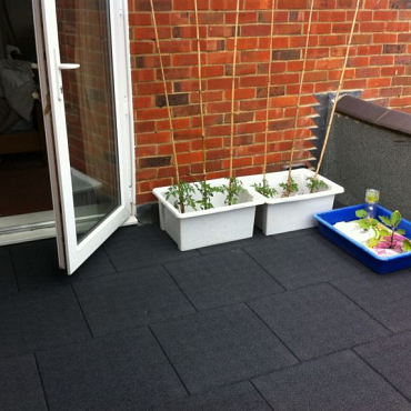 Rubbertegel 50x50x2,5 cm zwart (valhoogte 90cm)