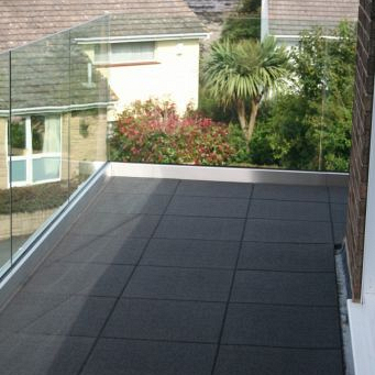 Rubbertegel 50x50x2,5 cm zwart (valhoogte 90cm)