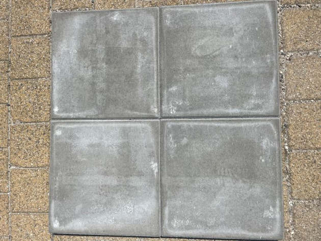 Tegel 50x50x5 met velling grijs